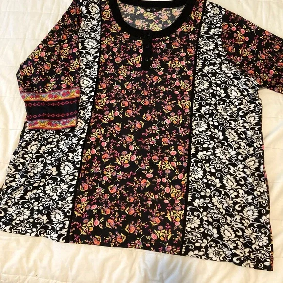 Ulla Popken 3/4 sleeve floral tunic
V-neck 3 button Henley - Picture 2 of 4